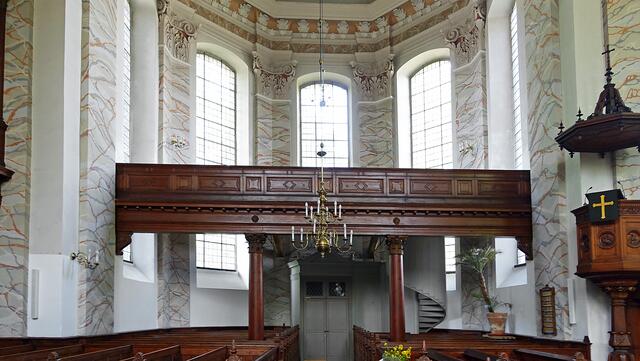 Die Schelfkirche zeigt im Grundriss ein Kreuz, hier ein Blick in eines der Querschiffe. Foto: Helmut Kuzina