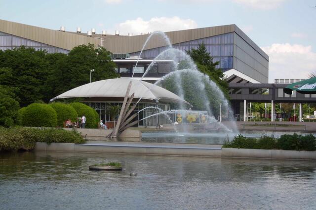 Wasserspiele vor der Grugahalle in Essen.