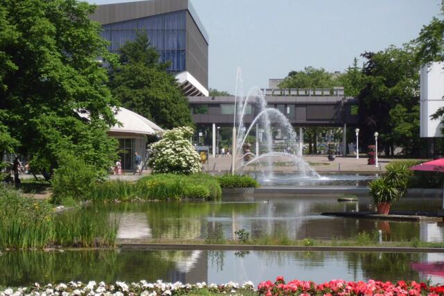 Wasserspiele vor der Grugahalle in Essen.