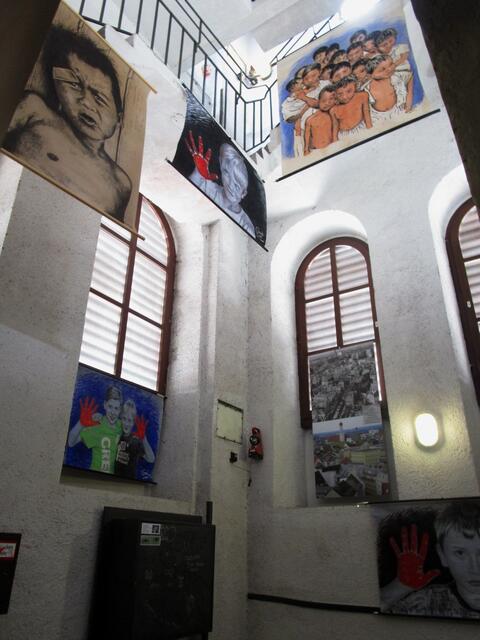 Rote Hand Kinderporträtzeichnungen von Tomé T.Etzensperger vom Kinderporträtmuseum im Perlachturm Augsburg