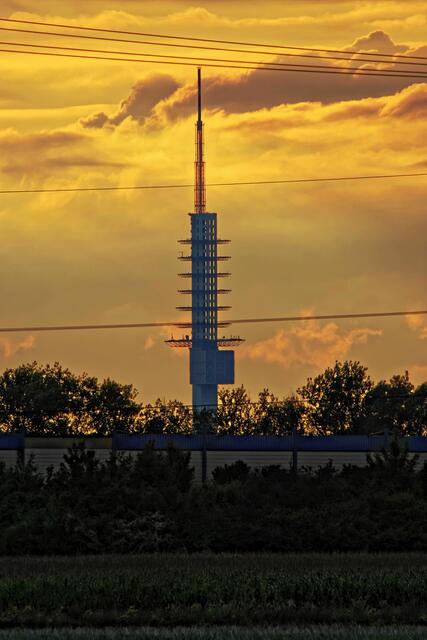 Fotografiert mit dem Teleobjektiv (500mm/750(KB)). Entfernung ca. 8 km. Die Etagen mit den Hexenparkplätzen sind gut zu sehen.