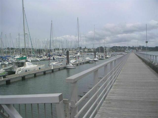 Lagoon 37 im Yachthafen von Brest (ganz links im Bild)