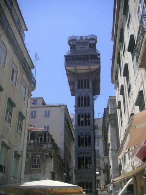 Stadtaufzug mit Kaffee und Aussichtsplattformen in Lissabon - erbaut von Eiffel