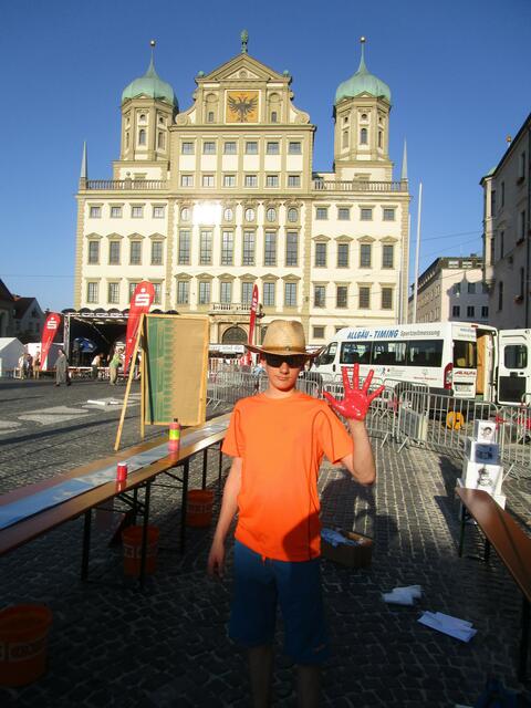 Moritz vor dem Rathaus