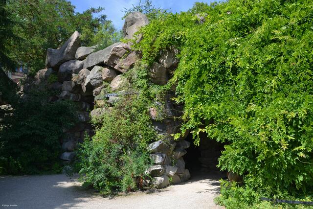 Mächtige Findlinge bilden die angenehm kühle Grotte im Schweriner Burggarten (Foto: Katja Woidtke)