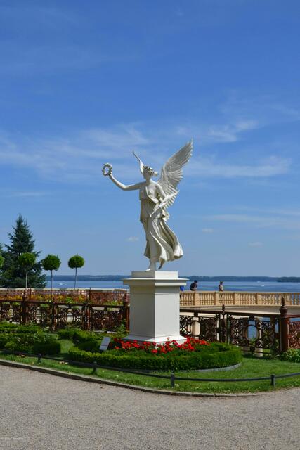 Schwebende Viktoria im Burggarten des Schweriner Schlosses. Im Hintergrund ist der Schweriner Innensee zu sehen. (Foto: Katja Woidtke)