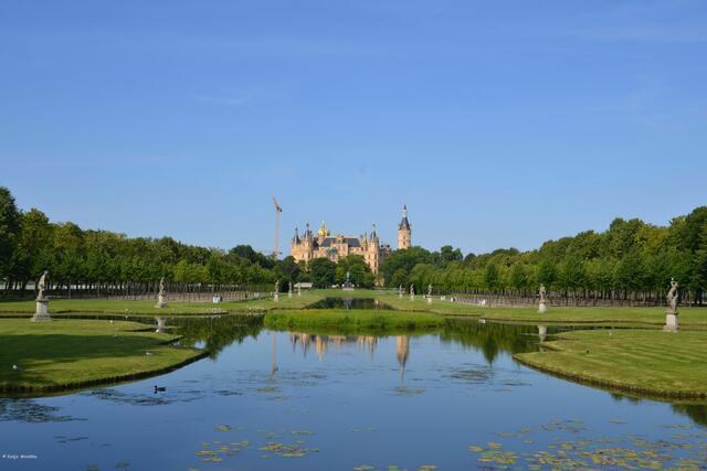 Über den Kreuzgraben und den barocken Garten geht der Blick zur Schlossinsel mit dem märchenhaften Schweriner Schloss (Foto: Katja Woidtke)