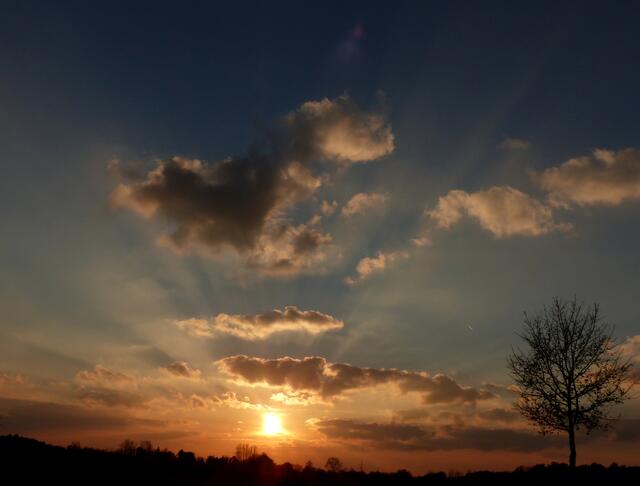 Großes Himmelskino mit Dino. Der Phantasie freien Lauf lassen. Wer das Wolkenbild von links nach rechts betrachtet könnte auch die Ice Age Figur Scrat - das Säbelzahnhörnchen - erkennen.