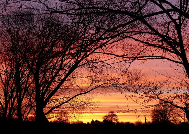 Doch auch am Abend können wir uns verzaubern lassen. Ein Blick nach Westen in Richtung Großburgwedel. Wer genau hinschaut kann die Turmspitze der St. Petrikirche erkennen. Der Sonnenuntergang verzaubert die Lanschaft und taucht die Abendkulisse in ein wundervolles Farbenmeer.
