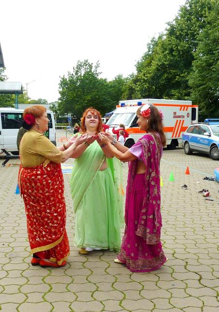 Mahia zeigt einen indisch-orientalischen Tanz.