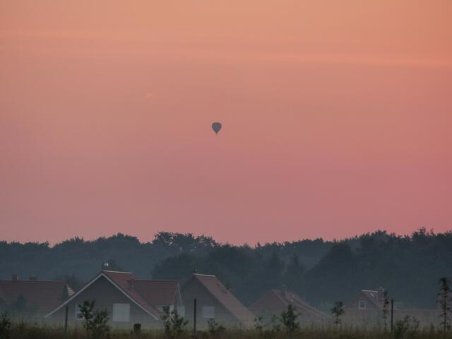 Eine Ballonfahrt im Morgenrot führt über das noch verträumt daliegende schlafende Kleinburgwedel.
