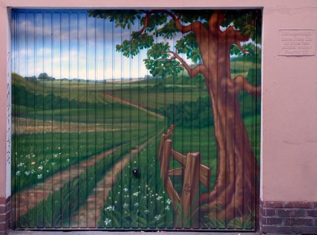 Landschaft in der Stadt (Garagentor, Linden in Hannover)