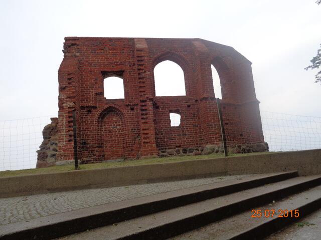 Eine Kirchenruine direkt an der Meeresküste