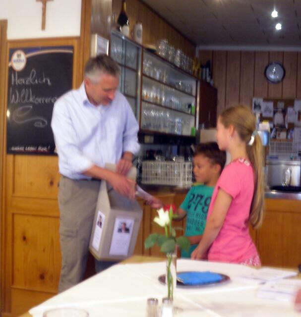 Diese Beiden durften jeweils die Gewinner einer Berlinreise  ziehen