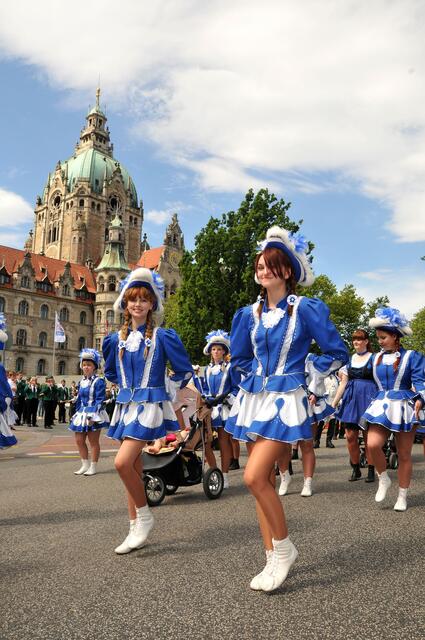 Feste sind Heimat (hier beim großen Ausmarsch zum Schützenfest in Hannover)