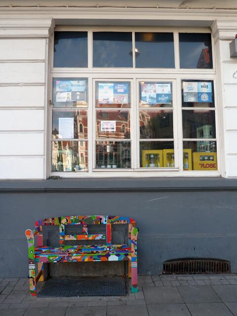 Sitzmöbel und Fenster zur Straße, Lichtenbergplatz (Hannover-Linden)