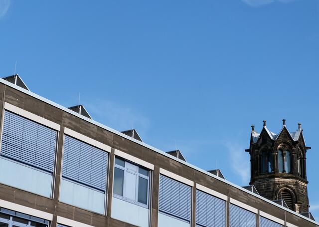 Neu und alt, Katholische Bibliothek (Hannover-Mitte)