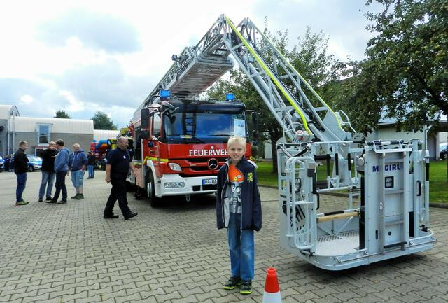 Mein Enkel vor der Drehleiter.