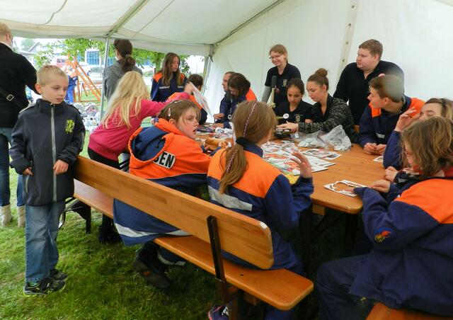 Ansteck-Plaketten werden hier hergestellt.