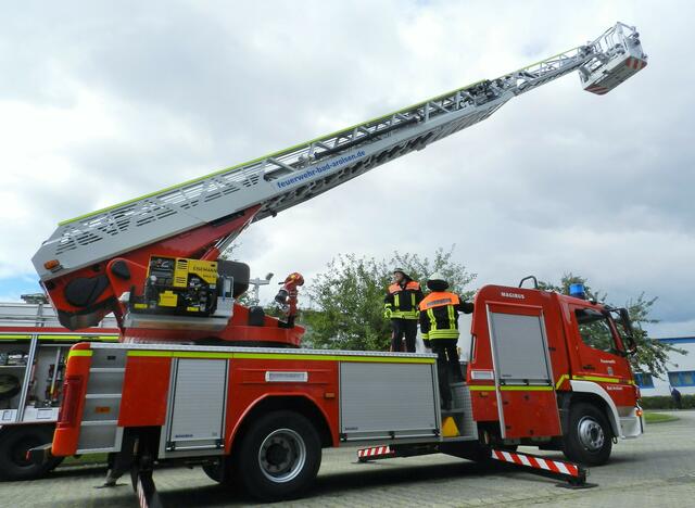 Die Drehleiter wird ausgefahren.