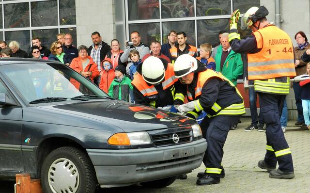 Ein PKW wird aufgeschnitten.