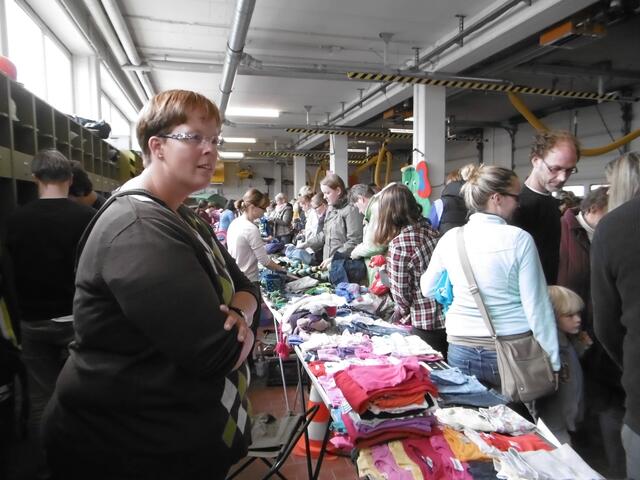 Jasmin Spilker beim Verkauf von Kinderkleidung