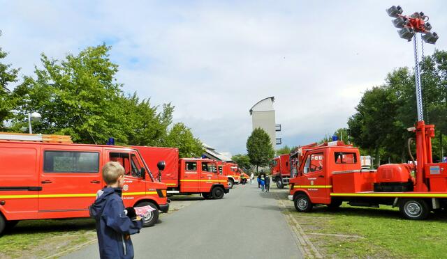 Vor der Feuerwehr.