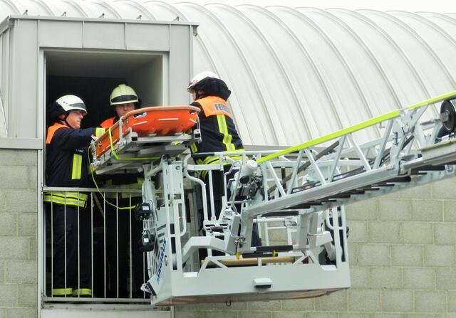 Personenrettung durch ein Fenster.
