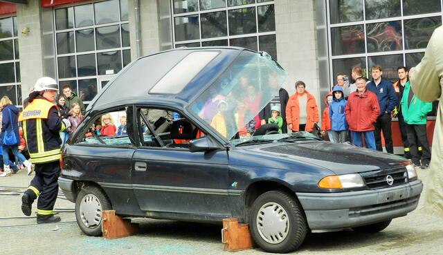 Das Dach wird angehoben, zur besseren Rettung.