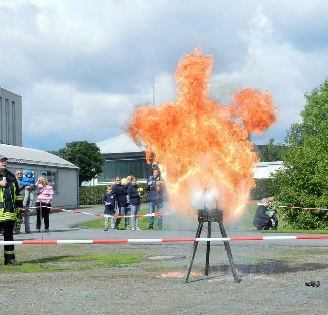 Wenn man brennendes Öl mit Wasser löschen will, passiert so etwas.