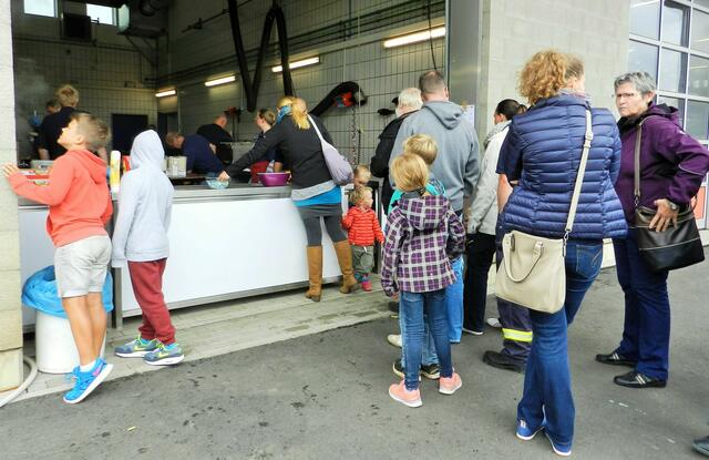 Verpflegungsstand bei der Feuerwehr.