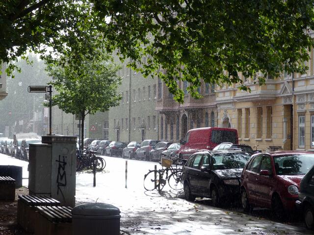 Im Regen um kurz vor 6 am Osterleyplatz, Hannover-Südstadt