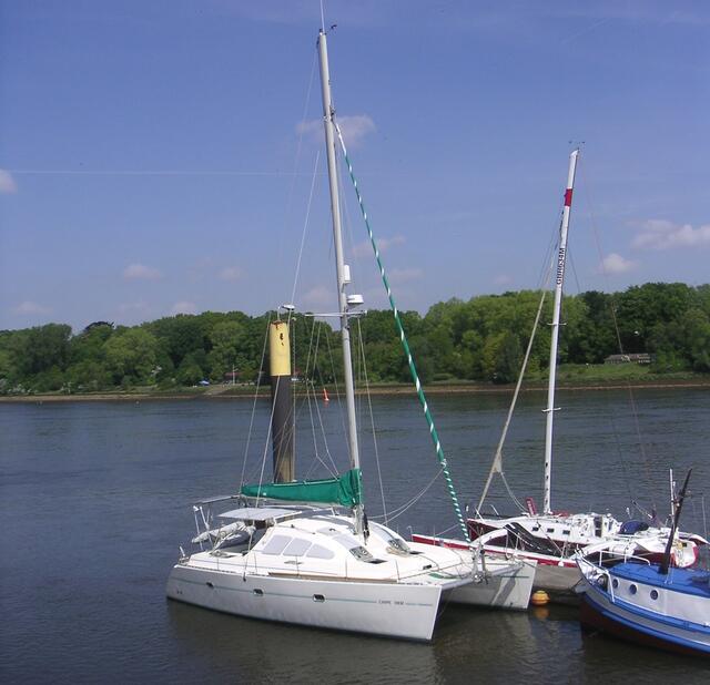 Die Yacht - ein Katamaran vom Typ Lagoon 37 - am Liegeplatz in Bremen