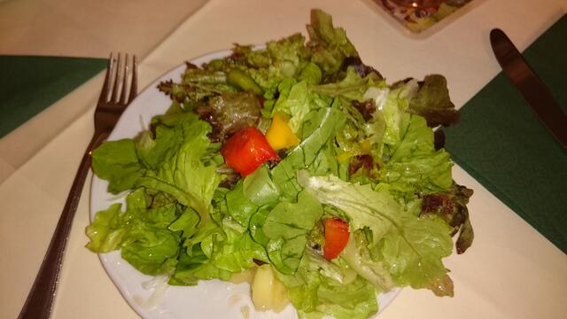 drunter verbergen sich noch Krautsalat, Kartoffelsalat .....