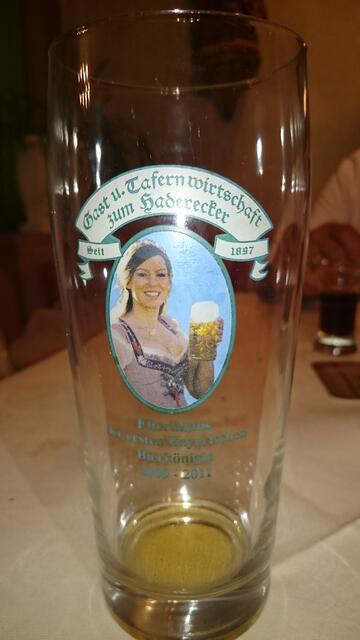So nebenbei .... die erste Bierkönigin stammt aus diesem Haus ...... abgebildet auf den Biergläsern