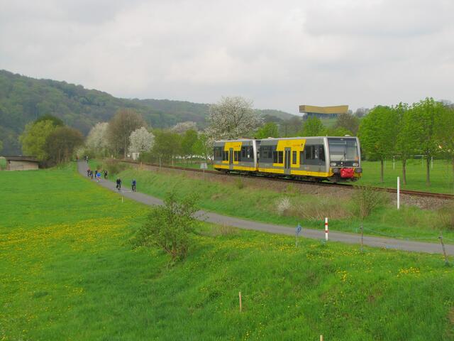 Zwei Triebwagen der Burgenlandbahn als RB nach Naumburg (Saale), am 01.05.2013 unterhalb der Arche Nebra in Wangen.