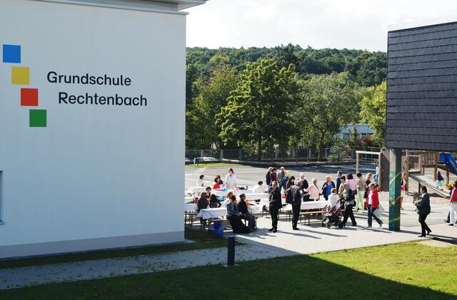 Kaffeetafel auf dem Schulhof Rechtenbach, während die Neulinge ihren ersten Unterricht wahrnehmen