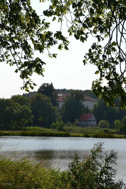 Blick über die Fischteiche zum Schloss Derneburg (Foto: Katja Woidtke)