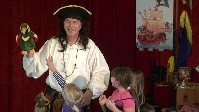 Käptn El Corbo fasziniert Kinder mit seinem großartigen Piratenzauberspektakel
