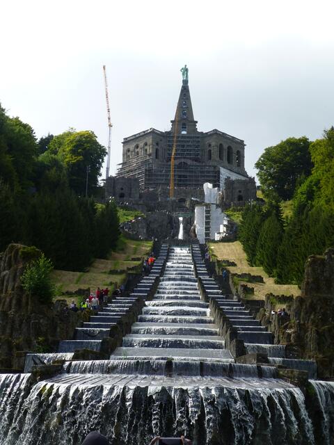 Blick die Kaskaden hinauf zum Herkules