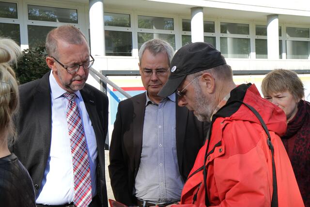 Danach hören sich die Regionsvertreter unsere Argumente an