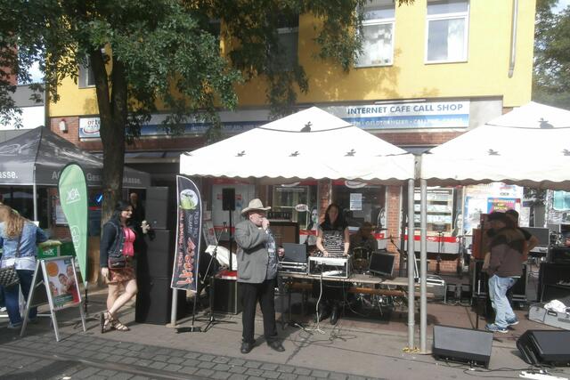 Roland Pahland sang "TAKE ME HOME, COUNTRY ROADS", viele sangen mit. Früher war er als Straßenmusiker unterwegs.