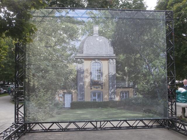 Etwas abseits von der Limmerstraße. Installation des Küchengarten-Pavillons auf dem Fußweg Fössestraße-Küchengarten durch " Verein Quartier". Hier stand der Pavillon einst (jetzt: Lindener Bergfriedhof).