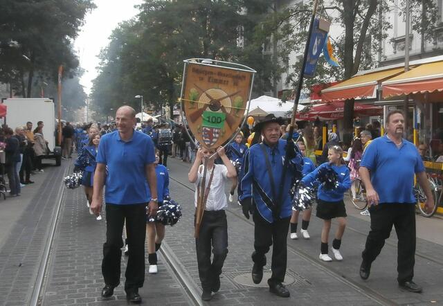 Schüzen aus Limmer marschieren auf der Limmerstraße zum Schützen-Festplatz.