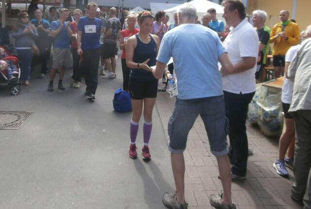 Lena Tessmer, bestplatzierte Läuferin über 10 Km wird geehrt.