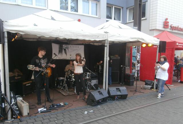 Alyssa auf der Musikbühne "Fisch und Bier".
