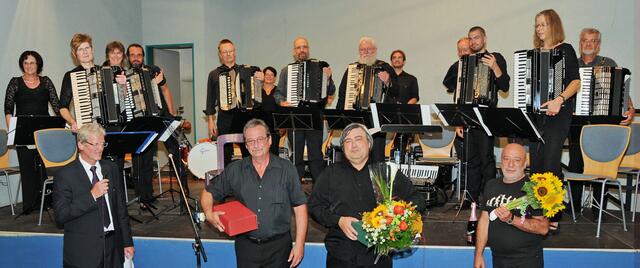 Tosenden Applaus  erntete der Akkordeobclub Blau-Weiß für das Konzert im Bürgerhaus Kronepark Bensheim; vorne v.l. Moderator Bernd Rettig, Dirigent Eduard Ungefucht, Bajan-Virtuose Prof. Vladimir Grachev, Schlagzeuger Micha Farkas