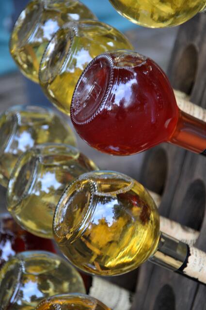 Likörsortiment auf dem Mittelaltermarkt.