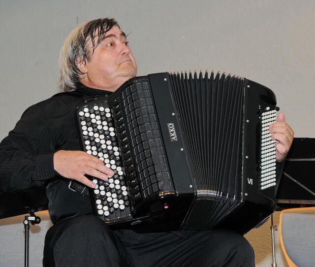 Professor Vladimir Grachov zog beim Konzert des Akkordeonclub Blau-Weiß Bensheim das Publikum in seinen Bann