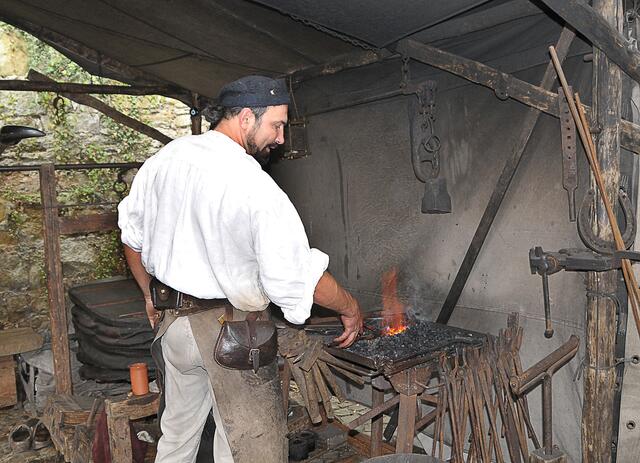 Ein Schmied bei der Arbeit: Mittelalter-Markt in Neustadt am Rübenberge zum Entdeckertag.